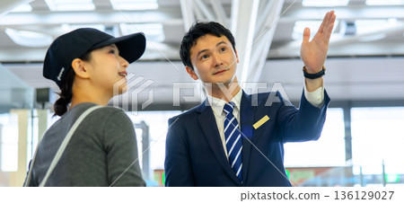 機場工作人員為旅客提供指引 ■攝影合作:關西國際機場(KIX) 機場工作人員為旅客提供指引 ■攝影合作:關西國際機場(KIX) 136129027