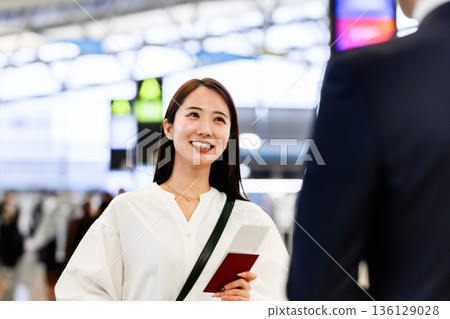 一名女子正在機場辦理手續。照片由關西國際機場(KIX)提供。 一名女子正在機場辦理手續。照片由關西國際機場(KIX)提供。 136129028