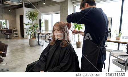 一位女士在美髮沙龍剪頭髮 一位女士在美髮沙龍剪頭髮 136131885