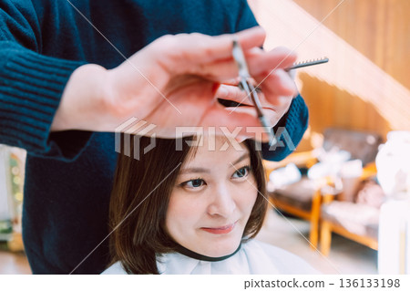 Woman cutting hair at beauty salon Hair salon 136133198