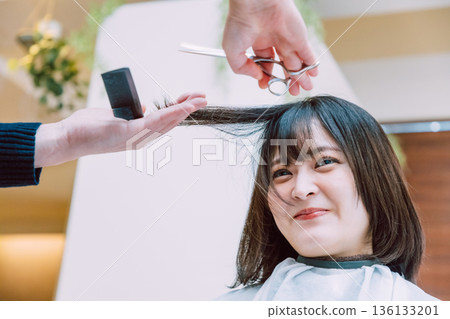 美容院裡的女子正在剪頭髮 136133201