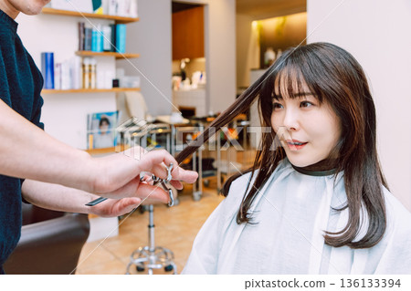 Woman cutting hair at beauty salon Hair salon 136133394