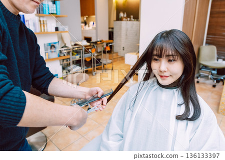 一位女士在美容院理髮 一位女士在美容院理髮 136133397