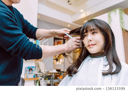 Woman cutting hair at beauty salon Hair salon 136133399