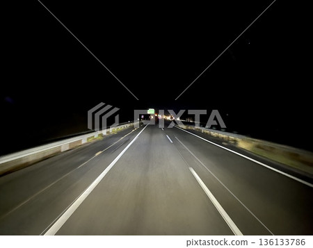夜間高速公路上的車道以及前方的景色 136133786