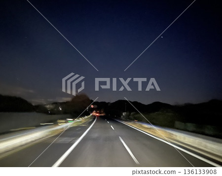 Lane driving on a road at night and the view ahead (driving perspective, moving image) Lane driving on a road at night and the view ahead (driving perspective, moving image) 136133908