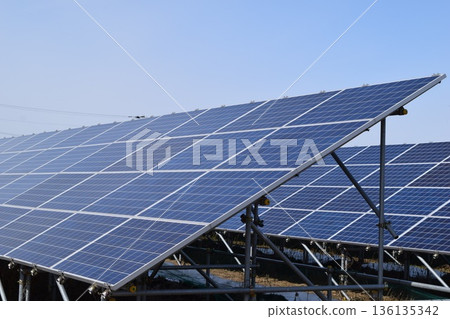太陽能電池板自然能源 太陽能電池板自然能源 136135342