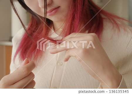 年輕女子擔心頭髮受損 年輕女子擔心頭髮受損 136135345