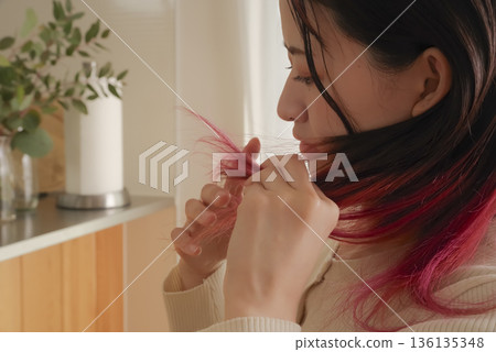 年輕女子擔心頭髮受損 年輕女子擔心頭髮受損 136135348