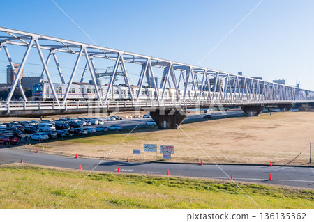 【京成本線】清晨,一列快速列車駛過江戶川大橋 【京成本線】清晨,一列快速列車駛過江戶川大橋 136135362