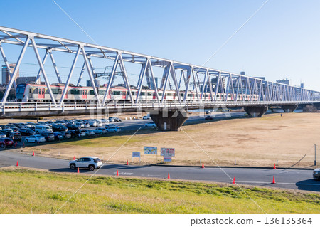 【京成本線】清晨，一列快速列車駛過江戶川大橋 136135364