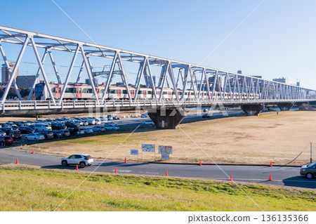 【京成本線】清晨,一列快速列車駛過江戶川大橋 【京成本線】清晨,一列快速列車駛過江戶川大橋 136135366
