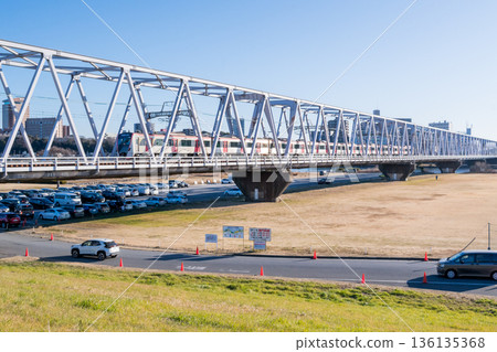 【京成本線】清晨，一列快速列車駛過江戶川大橋 136135368