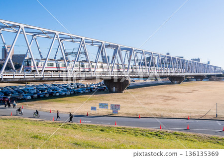 【京成本線】清晨特快列車駛過江戶川大橋 136135369