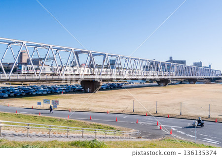 【京成本線】清晨，一列快速列車駛過江戶川大橋 136135374