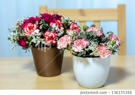 桌上五顏六色的插花 136135388