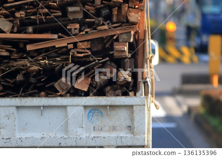 運輸廢木材的卡車 136135396