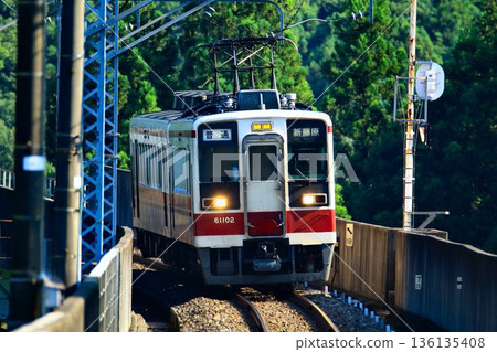 穿梭於綠意盎然的奧鬼怒寺…6050系列車平穩地穿梭於川治溫泉鄉 136135408