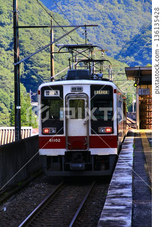Traveling through the lush greenery of Okukinuji... The 6050 series runs smoothly through Kawaji Onsenkyo Traveling through the lush greenery of Okukinuji... The 6050 series runs smoothly through Kawaji Onsenkyo 136135428