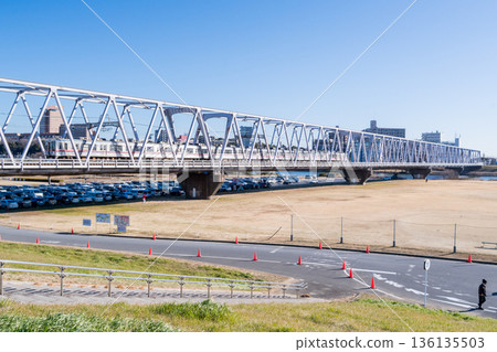 【京成本線】清晨，一列地方列車駛過江戶川大橋。 136135503