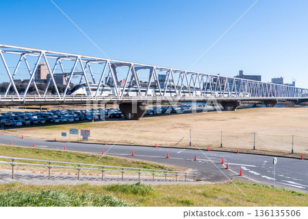 【京成本線】清晨,城市列車駛過江戶川大橋 【京成本線】清晨,城市列車駛過江戶川大橋 136135506