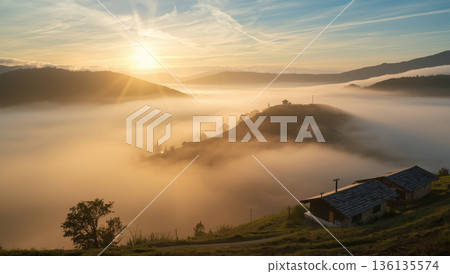晨曦金色的光芒灑在雲海之上，山村的屋頂在冷暖交織的光線中格外醒目。空無一人。 136135574