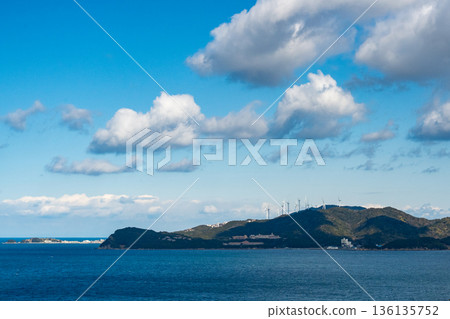 一座擁有風力渦輪機和藍天的島嶼 一座擁有風力渦輪機和藍天的島嶼 136135752