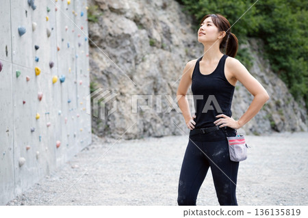 攀岩後休息的日本女子展現出全身和背部的力量 136135819