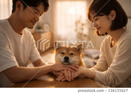 在傍晚的逆光下，赤柴雙手托著下巴，為這對情侶營造了一個感人的瞬間。 136135827