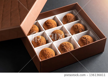 Image material: Handmade truffle chocolate for Valentine's Day 136136811