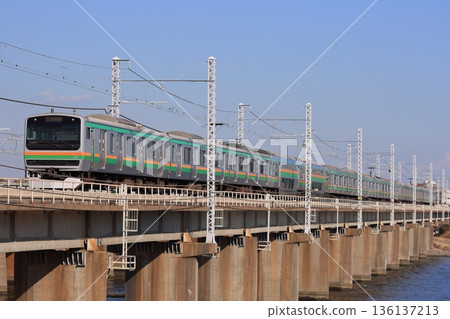 2011年1月26日拍攝的東海道線上一列E231系列列車駛過相模川的畫面。 2011年1月26日拍攝的東海道線上一列E231系列列車駛過相模川的畫面。 136137213