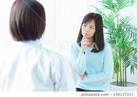 女子擔心醫生的診斷 136137221