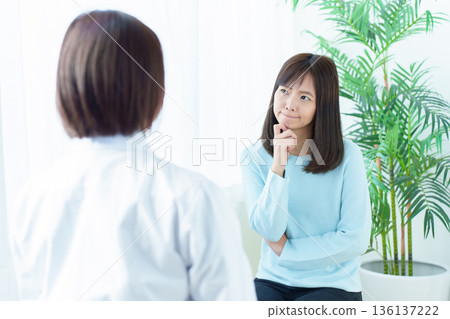 女子擔心醫生的診斷 女子擔心醫生的診斷 136137222
