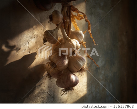 牆上掛著一束編好的大蒜 靜物 牆上掛著一束編好的大蒜 靜物 136137968