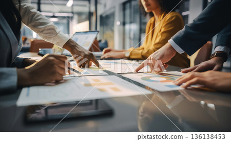 專業團隊腦力激盪:文件特寫以及圍繞文件和電腦的討論 專業團隊腦力激盪:文件特寫以及圍繞文件和電腦的討論 136138453