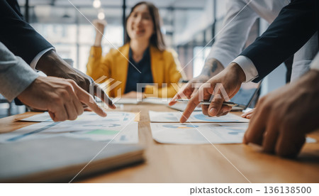 與各專業團隊進行腦力激盪：近距離觀察文件，圍繞文件和電腦展開討論 136138500