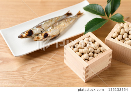 Grilled sardines and roasted soybeans 136138564