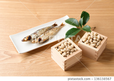 烤沙丁魚和烤黃豆 136138567