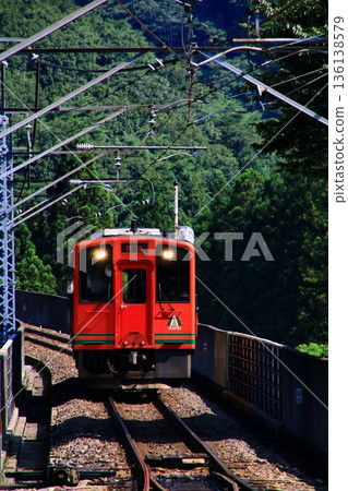 沿著奧絹道旅行，欣賞初夏的蔚藍…在川路溫泉站【會津山快速列車】 136138579