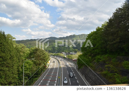 沿著山路 沿著山路 136138626