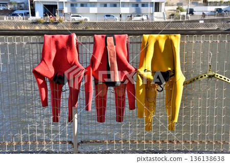 片瀨江之島衝浪課上，潛水衣被晾在外面 136138638