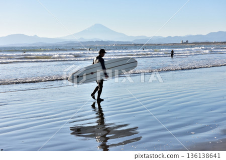 Kugenuma Beach, where you can see Shonan surfers walking along the shore and Mt. Fuji Kugenuma Beach, where you can see Shonan surfers walking along the shore and Mt. Fuji 136138641