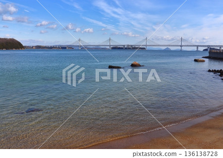 從志久群島主島笠島眺望瀨戶大橋和岩黑島。 從志久群島主島笠島眺望瀨戶大橋和岩黑島。 136138728