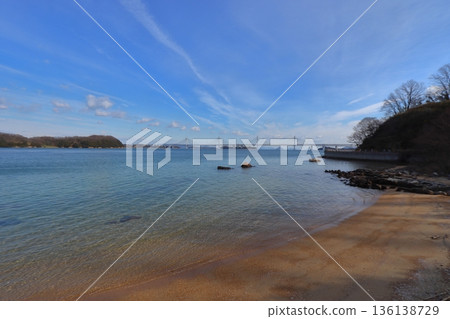 從志久群島主島笠島眺望瀨戶大橋和岩黑島。 從志久群島主島笠島眺望瀨戶大橋和岩黑島。 136138729