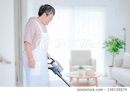 丈夫打掃了一棟漂亮的房子 136138874