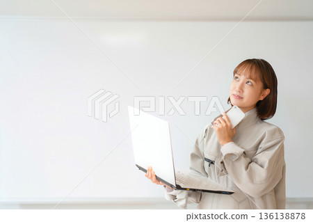 思考型工人和白板 思考型工人和白板 136138878