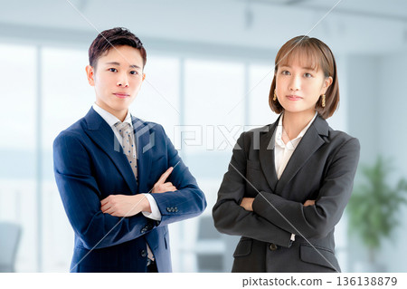 男性和女性的業務團隊 男性和女性的業務團隊 136138879