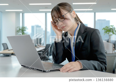 按住寺廟的婦女 按住寺廟的婦女 136138880