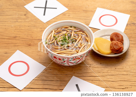 鹹烏龍麵和泡菜套餐選擇圖片 - 圓圈 x 136138927