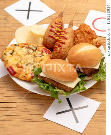 以油膩油炸食品為主的餐點選擇圖片:圓圈和十字架 以油膩油炸食品為主的餐點選擇圖片:圓圈和十字架 136138934